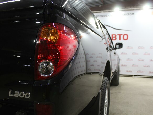 2013 Mitsubishi L200 IV, чёрный - вид 6