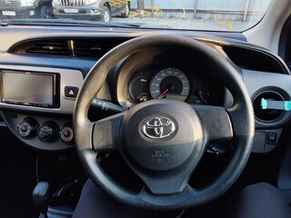 2014 Toyota Vitz III (XP130) Рестайлинг, серебристый, 910000 рублей, вид 4