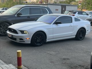 2012 Ford Mustang V Рестайлинг, белый, 2150000 рублей, вид 2