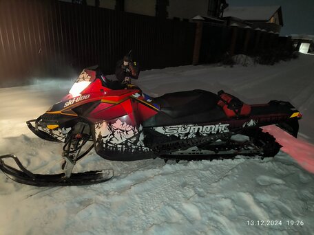 2009 BRP Ski-Doo Summit 800, красный, 600000 рублей, вид 1