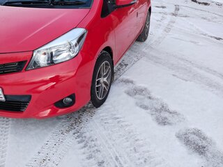 2011 Toyota Vitz III (XP130), красный, 650000 рублей, вид 1