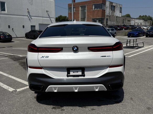 2021 BMW X6 40i III (G06), белый, 7500000 рублей - вид 3
