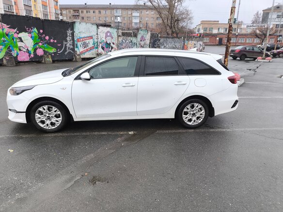 2023 Kia Ceed III Рестайлинг, белый, 2600000 рублей - вид 5