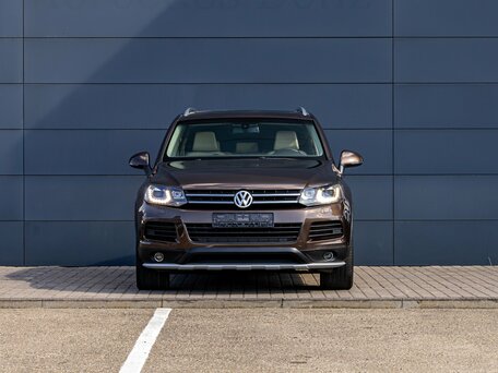2010 Volkswagen Touareg II, коричневый, 2055000 рублей, вид 2