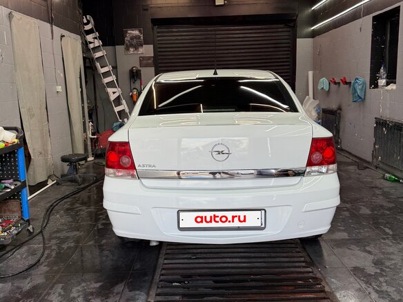2011 Opel Astra H Рестайлинг, белый, 600000 рублей - вид 2