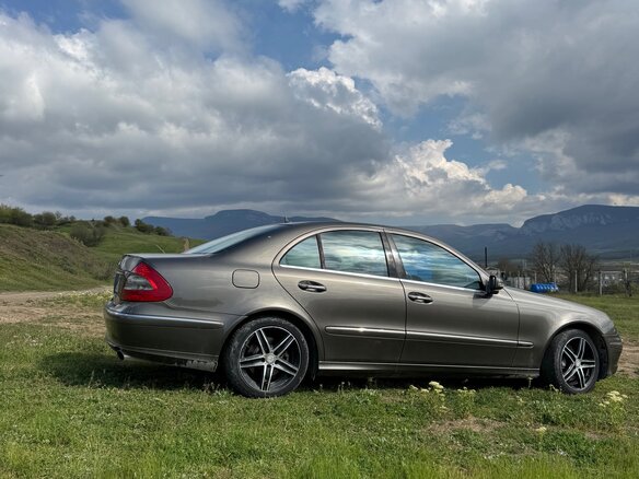 2008 Mercedes-Benz E-Класс 230 III (W211, S211) Рестайлинг, серый, 1350000 рублей - вид 3