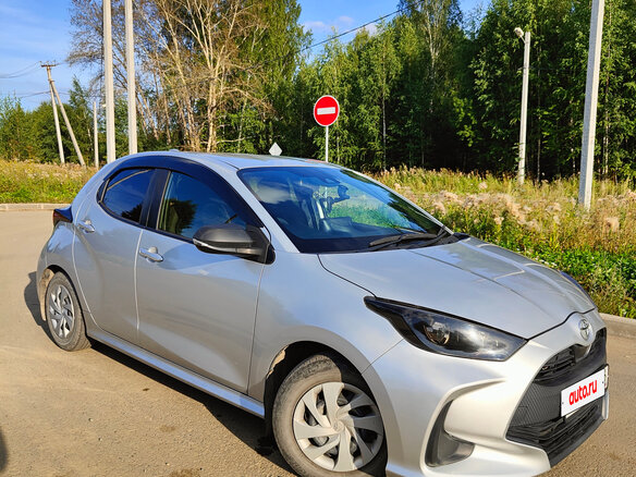 2020 Toyota Yaris IV, серебристый, 1200000 рублей - вид 8