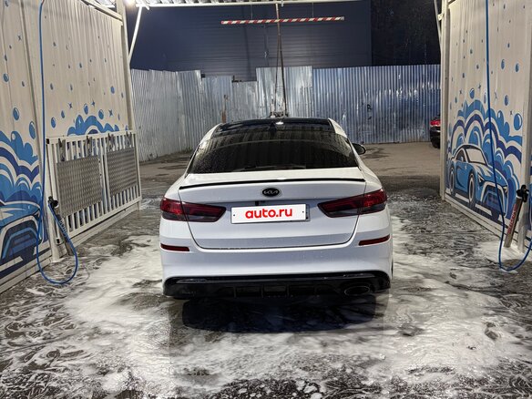 2019 Kia Optima IV Рестайлинг, белый, 1850000 рублей - вид 2