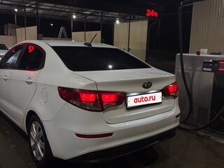 2017 Kia Rio III Рестайлинг, белый, 700000 рублей, вид 3