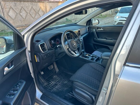 2020 Kia Sportage IV Рестайлинг, серебристый, 2550000 рублей - вид 6