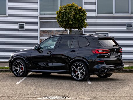 2022 BMW X5 40i IV (G05/G18), чёрный, 8295000 рублей, вид 4