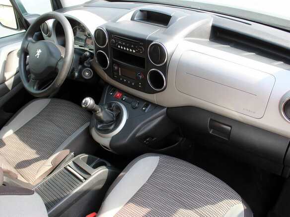 2011 Peugeot Partner 7 Seats II Рестайлинг, зелёный - вид 4
