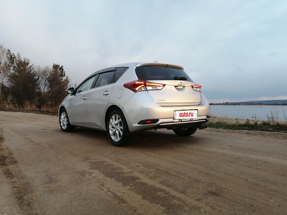 2015 Toyota Auris II Рестайлинг, серебристый, 1400000 рублей - вид 13