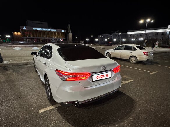 2023 Toyota Camry VIII (XV70) Рестайлинг, белый, 3550000 рублей - вид 3