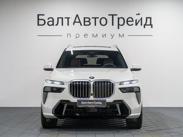 2026 BMW X7 40i I (G07) Рестайлинг, белый, 16350000 рублей - вид 4