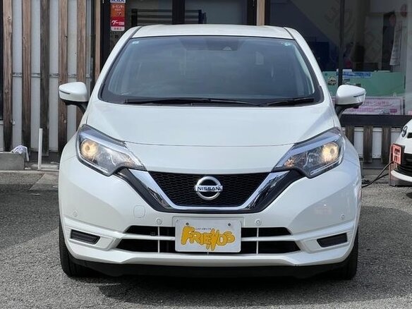 2020 Nissan Note II Рестайлинг, белый, 700000 рублей