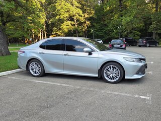 2019 Toyota Camry VIII (XV70), серебристый, 3500000 рублей, вид 4