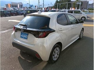 2022 Toyota Yaris IV, белый, 935000 рублей, вид 2