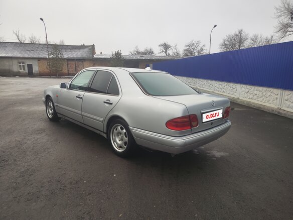 1998 Mercedes-Benz E-Класс 240 II (W210, S210), серебристый, 400000 рублей - вид 5
