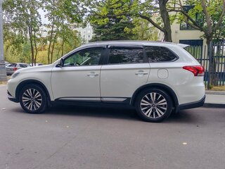 2019 Mitsubishi Outlander III Рестайлинг 3, белый, 2050000 рублей, вид 2