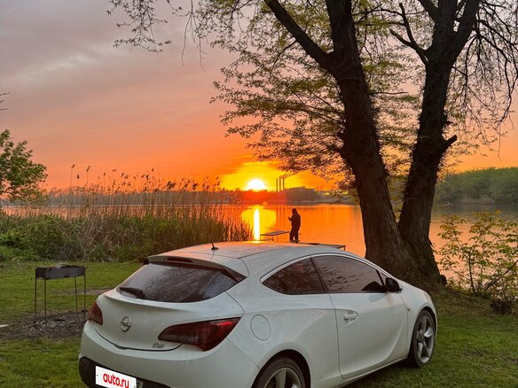 2013 Opel Astra GTC J Рестайлинг, белый, 899000 рублей - вид 1
