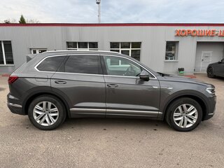 2021 Volkswagen Touareg III, серый, 5790000 рублей, вид 2