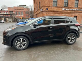 2021 Kia Sportage IV Рестайлинг, чёрный, 1980000 рублей, вид 4