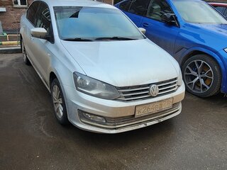 2015 Volkswagen Polo V Рестайлинг, серебристый, 1150000 рублей, вид 2