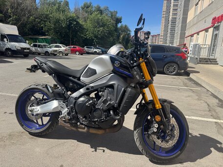 2022 Yamaha MT-09 (FZ-09), серебристый, 1250000 рублей, вид 4