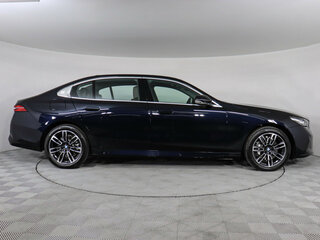 2025 BMW 5 серии Long 530Li xDrive VIII (G60/G61/G68), синий, 8200000 рублей, вид 3