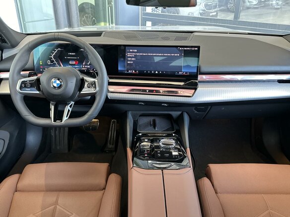 2025 BMW 5 серии 530i xDrive VIII (G60/G61/G68), серый, 8750000 рублей - вид 5