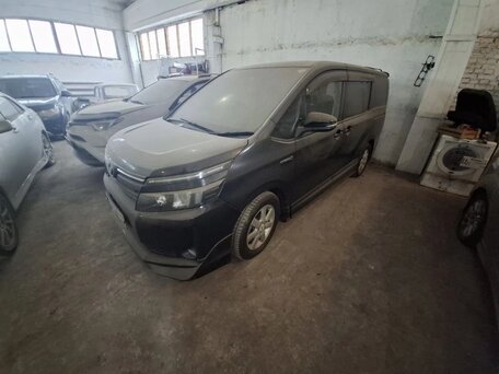 Toyota Voxy III (R80)