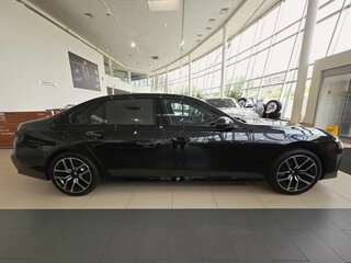 2025 BMW 7 серии 740i xDrive VII (G70), чёрный, 15290000 рублей, вид 4