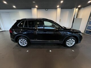 2021 Volkswagen Tiguan II Рестайлинг, чёрный, 2420000 рублей, вид 2