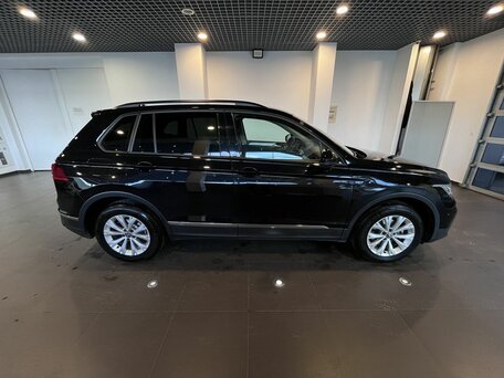 2021 Volkswagen Tiguan II Рестайлинг, чёрный, 2250000 рублей, вид 2