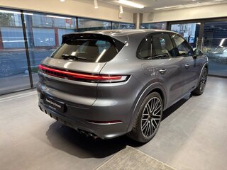 2026 Porsche Cayenne GTS III Рестайлинг, серый, 26940000 рублей, вид 3