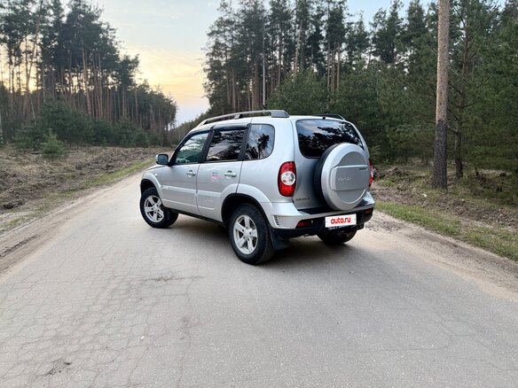 2013 Chevrolet Niva I Рестайлинг, серебристый, 560000 рублей - вид 12