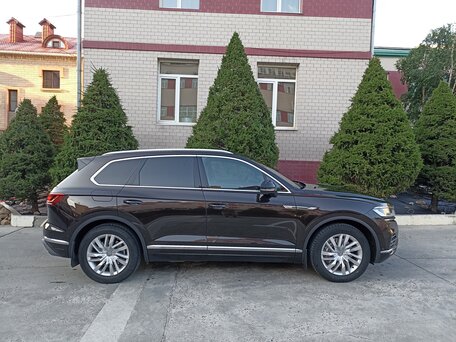 2018 Volkswagen Touareg III, коричневый, 4299000 рублей, вид 4