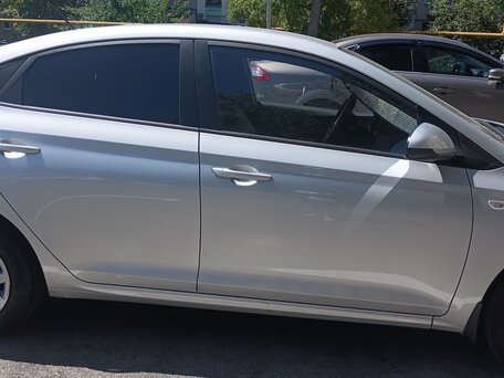 2020 Hyundai Solaris II Рестайлинг, серебристый, 1399000 рублей, вид 1