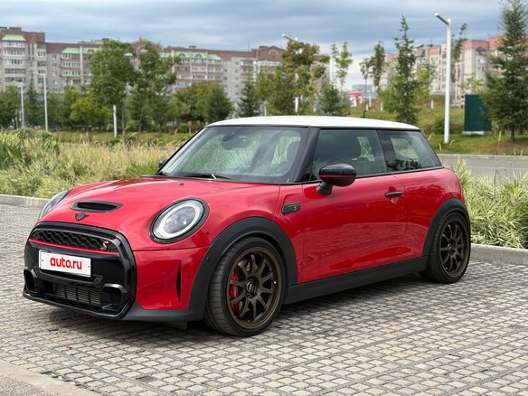 2021 Mini Hatch Cooper S III (F55/F56) Рестайлинг 2, красный, 3100000 рублей