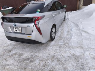 2017 Toyota Prius IV (XW50), серебристый, 2000000 рублей, вид 3