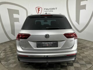 2019 Volkswagen Tiguan II, серебристый, 2299000 рублей, вид 3