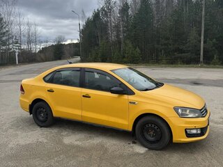 2017 Volkswagen Polo V Рестайлинг, жёлтый, 1350000 рублей, вид 2