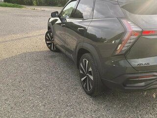 2024 Geely Atlas II, зелёный, 3000000 рублей, вид 4