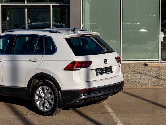 2018 Volkswagen Tiguan II, белый, 2275000 рублей - вид 9