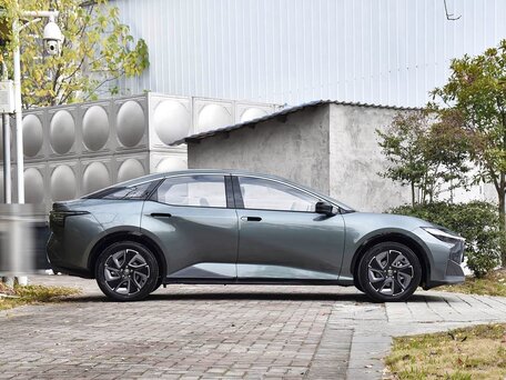 2026 Toyota bZ3, чёрный, 2150000 рублей, вид 4