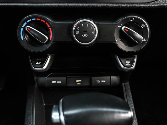 2020 Kia Rio IV Рестайлинг, белый - вид 19