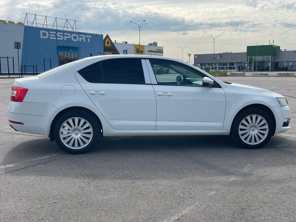2020 Skoda Octavia III (A7) Рестайлинг, белый, 1650000 рублей - вид 2