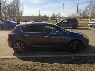 2013 Opel Astra J Рестайлинг, серый, 700000 рублей, вид 2