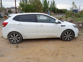 2015 Kia Rio III Рестайлинг, белый, 650000 рублей, вид 2